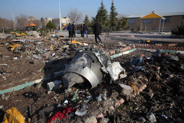 ▲ TOPSHOT - Rescue teams work amidst debris after a Ukrainian plane carrying 176 passengers crashed near Imam Khomeini airport in the Iranian capital Tehran early in the morning on January 8, 2020, killing everyone on board. - The Boeing 737 had left Tehran&lsquo;s international airport bound for Kiev, semi-official news agency ISNA said, adding that 10 ambulances were sent to the crash site. (Photo by - / AFP)
