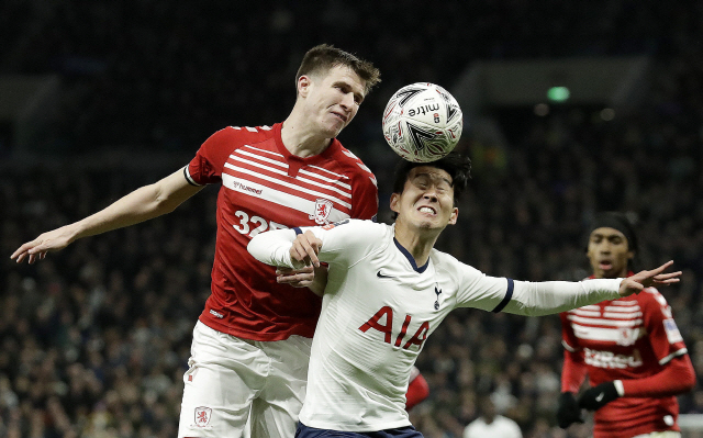 ▲ Middlesbrough‘s Paddy McNair, left, and Tottenham’s Son Heung-min challenge for the ball during the English FA Cup third round replay soccer match between Tottenham Hotspur and Middlesbrough FC at the Tottenham Hotspur Stadium in London, Tuesday, Jan. 14, 2020.(AP Photo/Matt Dunham)