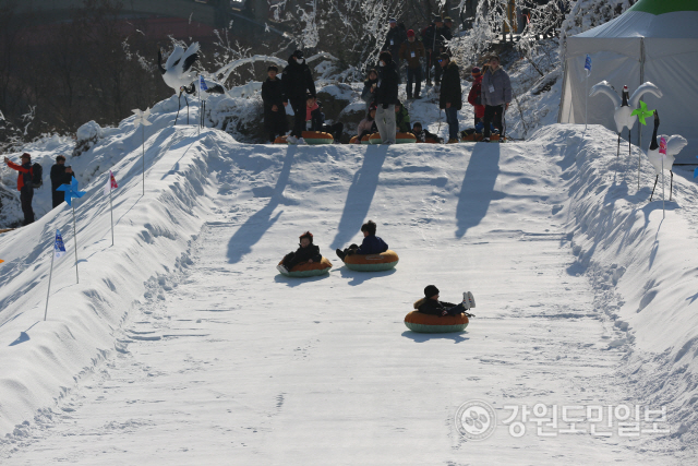 ▲ 제8회 철원 한탄강 얼음트레킹 축제가 지난 18일 개막,오는 27일까지 10일간의 일정에 들어갔다.
