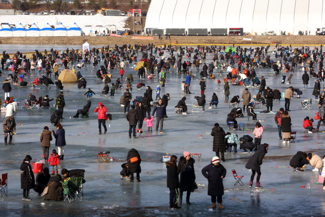 ▲ 18일과 19일 인제 빙어축제가 열리고 있는 남면 부평리 빙어호 일원에 많은 방문객들이 찾아 빙어낚시 등을 즐겼다.