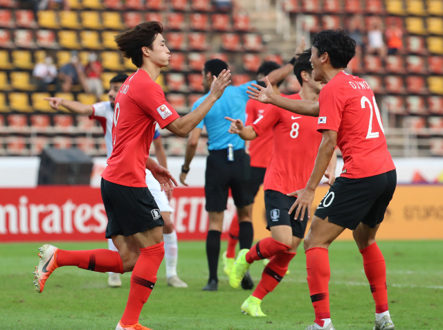 ▲ 19일 오후(현지시간) 태국 랑싯 탐마삿 스타디움에서 열린 2020 아시아축구연맹(AFC) U-23 챔피언십 한국과 요르단의 8강전.
    조규성이 선제골을 넣은 뒤 동료들의 축하를 받고 있다. 2020.1.19