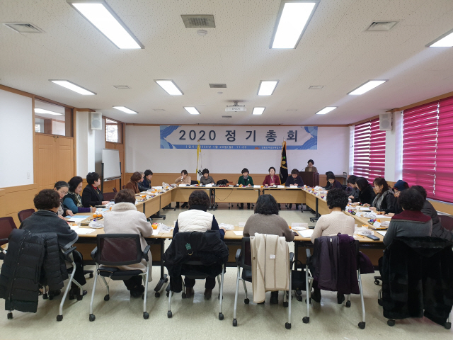 ▲ 강원도여성단체협의회 2020년 정기총회가 20일 도여협 회의실에서 열렸다.