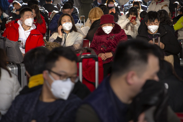 ▲ 중국에서 신종 코로나바이러스에 감염된 이른바 &lsquo;우한 폐렴&rsquo; 환자가 급속히 늘어나는 가운데 21일 베이징 서역 대기실에서 마스크를 쓴 여행객들이 열차 출발을 기다리고 있다.