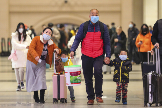 ▲ 21일 신종 코로나바이러스가 급속히 확산하고 있는 중국 후베이성 우한의 한커우(漢口)역에서 여행객들이 마스크를 쓴 채 이동하고 있다.