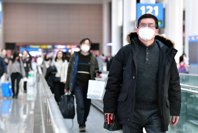 ▲ 신종 코로나바이러스로 인한 &lsquo;우한 폐렴&rsquo; 사망자가 중국에서 급증하는 가운데 23일 인천국제공항에서 탑승객들이 마스크를 쓴 채 걷고 있다. 2020.1.23