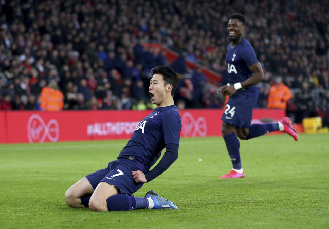 ▲ Tottenham Hotspur‘s Son Heung-min celebrates scoring his side’s first goal of the game during the FA Cup fourth round soccer match between Southampton and Tottenham Hotspur at St Mary‘s Stadium, Southampton, England. Saturday, Jan. 25, 2020. (Steven Paston/PA via AP)