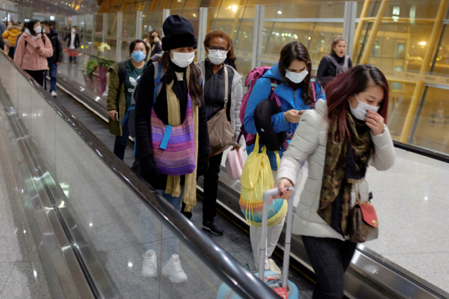 ▲ 뉴스) 25일 중국 베이징 공항에 도착한 여행객들이 마스크를 쓴 채 에스컬레이터를 타고 이동하고 있다.