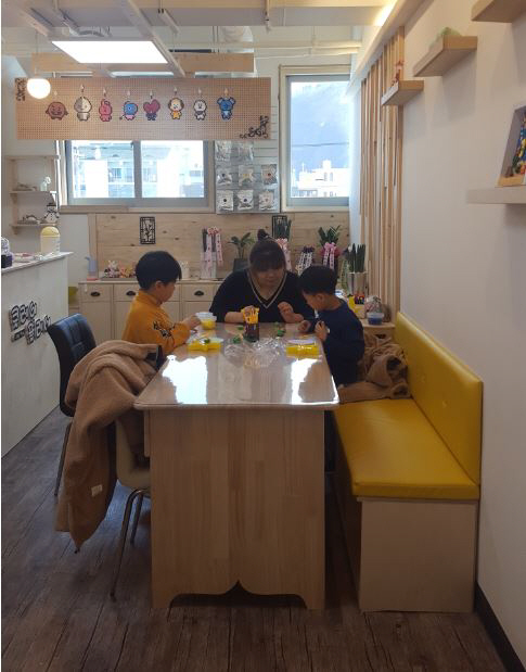 ▲ 김소희 클레이플레이 대표가 아동들을 대상으로 클레이공예 수업을 진행하고 있다.