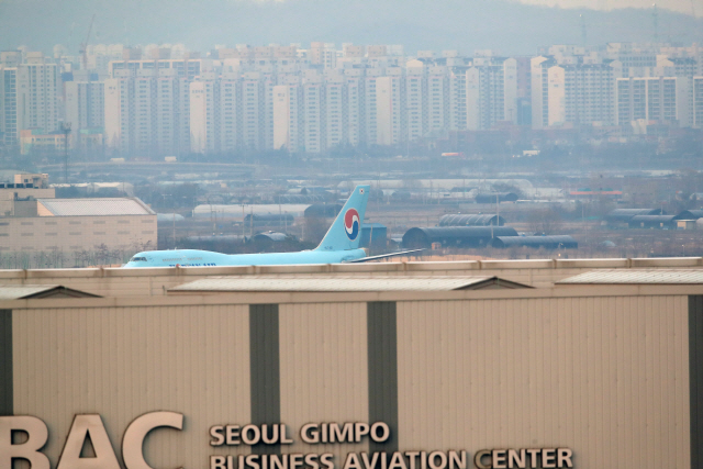 ▲ 중국 우한에서 교민을 태운 전세기 KE 9883편 보잉 747 여객기가 31일 김포공항에 착륙해 이동하고 있다. 2020.1.31