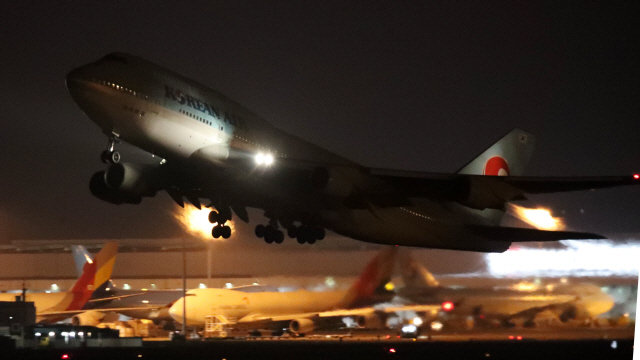 ▲ 중국 우한에서 교민을 수송하기 위한 전세기 KE 9883편 보잉 747 여객기가 30일 저녁 인천국제공항을 이륙해 중국 우한으로 향하고 있다. 2020.1.30