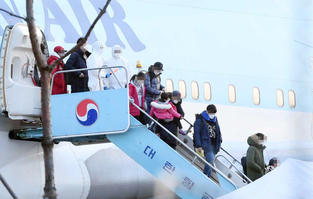▲ 중국 우한에서 온 교민들이 31일 오전 김포공항에 착륙한 전세기에서 내리고 있다. 2020.1.31
