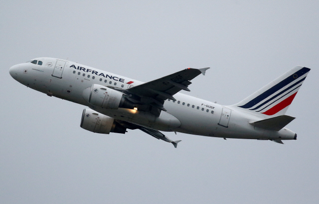▲ FILE PHOTO: An Airbus A318 of Air France takes off at the aircraft builder&lsquo;s headquarters of Airbus in Colomiers near Toulouse, France, November 15, 2019. REUTERS/Regis Duvignau/File Photo