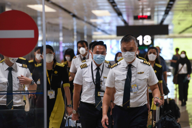 ▲ The flight crew of the chartered Scoot airline which flew to Wuhan to evacuate Singaporean nationals arrive at Changi international airport on Singapore on January 30, 2020. - A group of Singaporean nationals evacuated from Wuhan, the Chinese city at the centre of a deadly virus outbreak, arrived in Singapore on January 30 aboard a charter plane. (Photo by Roslan RAHMAN / AFP)