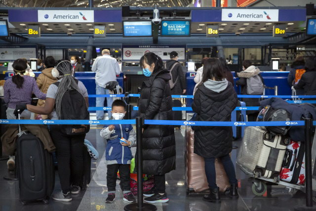 ▲ Travelers wearing face masks line up to check in for an American Airlines flight to Los Angeles at Beijing Capital International Airport in Beijing, Thursday, Jan. 30, 2020. China counted 170 deaths from a new virus Thursday and more countries reported infections, including some spread locally, as foreign evacuees from China&lsquo;s worst-hit region returned home to medical observation and even isolation. (AP Photo/Mark Schiefelbein)