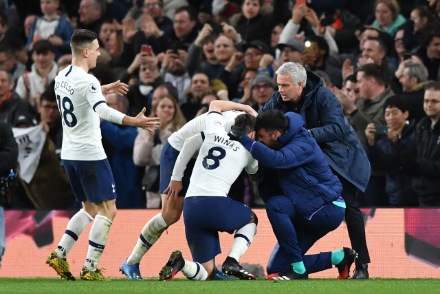 ▲ Tottenham Hotspur‘s South Korean striker Son Heung-Min celebrates with teammates and Tottenham Hotspur’s Portuguese head coach Jose Mourinho (R) after scoring their second goal during the English Premier League football match between Tottenham Hotspur and Manchester City at Tottenham Hotspur Stadium in London, on February 2, 2020. (Photo by Ben STANSALL / AFP) / RESTRICTED TO EDITORIAL USE. No use with unauthorized audio, video, data, fixture lists, club/league logos or ‘live’ services. Online in-match use limited to 120 images. An additional 40 images may be used in extra time. No video emulation. Social media in-match use limited to 120 images. An additional 40 images may be used in extra time. No use in betting publications, games or single club/league/player publications. /