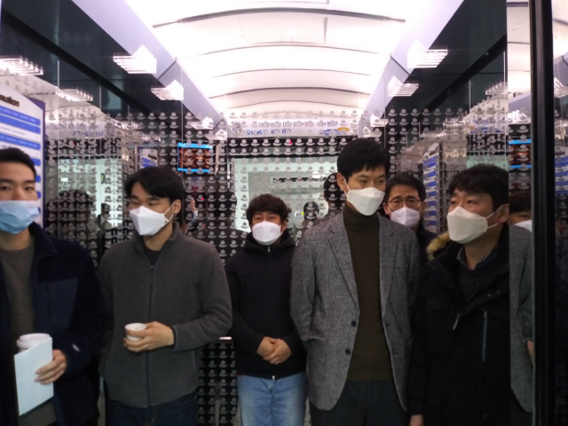 ▲ 3일 강릉시청에서 엘리베이터로 이동하는 직원과 민원인들이 모두 마스크를 착용하고 있다.