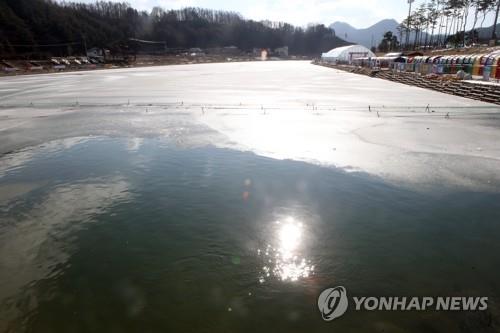 ▲ 지난달 18일 강원 평창군 송어축제장의 얼음이 포근한 날씨에 녹고 있다.