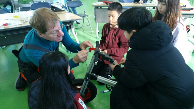 ▲ 강릉시 청소년수련관에서는 최근 국내 처음으로 자전거 만들기 프로그램을 운영했다.