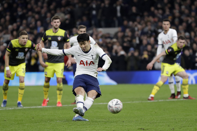▲ Tottenham‘s Son Heung-min scores his side’s third goal from the penalty spot during the English FA Cup fourth round replay soccer match between Tottenham Hotspur and Southampton at the Tottenham Hotspur Stadium in London, Wednesday, Feb. 5, 2020. (AP Photo/Kirsty Wigglesworth)