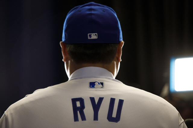 ▲ Toronto Blue Jays newly signed pitcher Hyun-Jin Ryu speaks to media while wearing his Blue Jays uniform for the first time at a newss conference announcing his signing to the team in Toronto, Friday, Dec. 27, 2019. (Cole Burston/The Canadian Press via AP)