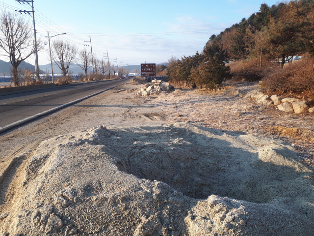 ▲ 국도31호선 양구군 동면 임당리 도로 인근에 방치된 석분과 폐콘크리트.