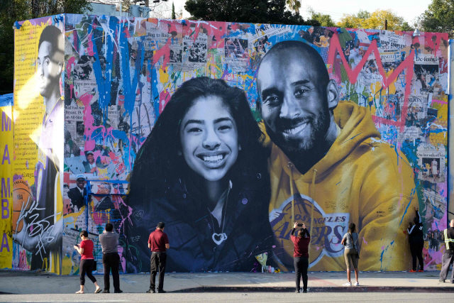 ▲ (FILES) In this file photo taken on January 31, 2020 people take pictures of a mural by French artist Mr. Brainwash of late NBA legend Kobe Bryant and his daughter Gianna in Los Angeles. - Kobe Bryant and his daughter Gianna were buried on February 7, 2020 near their family home in Newport Beach, California, in a private ceremony, according to death certificates. (Photo by Chris Delmas / AFP) / RESTRICTED TO EDITORIAL USE - MANDATORY MENTION OF THE ARTIST UPON PUBLICATION - TO ILLUSTRATE THE EVENT AS SPECIFIED IN THE CAPTION
&lt;All rights reserved by Yonhap News Agency&gt;
