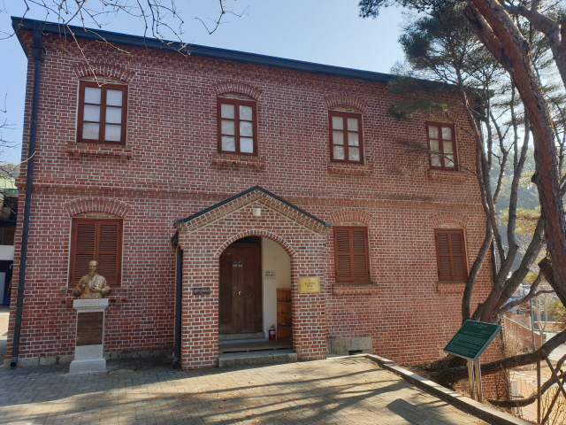 ▲ 1912년 건립된  풍수원성당 옛 사제관. 현재는 유물전시관으로 활용되고 있다.