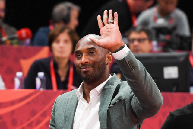 ▲ (FILES) In this file photo taken on September 13, 2019 former basketball player Kobe Bryant of the US waves at the crowd during the Basketball World Cup semi-final game between Australia and Spain in Beijing. - Five-time NBA champion Kobe Bryant, the Los Angeles Lakers legend killed last month in a helicopter crash, was among eight finalists named February 14, for 2020 induction to the Basketball Hall of Fame. (Photo by Greg BAKER / AFP)