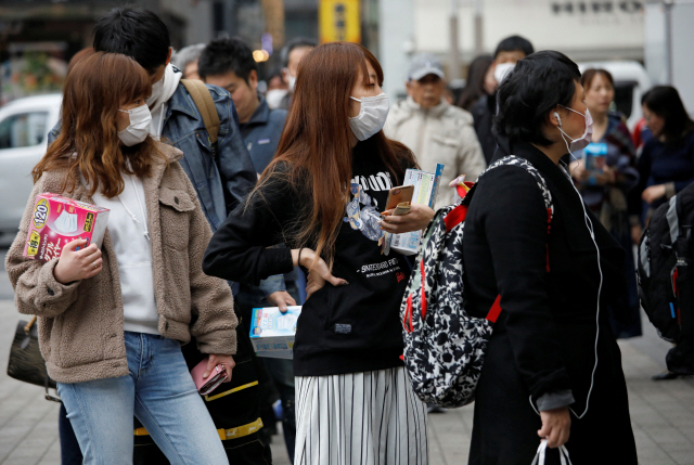 ▲ 14일 일본 도쿄의 한 약국 앞에서 시민들이 마스크를 사기 위해 줄을 서서 기다리고 있다. <저작권자(c) 연합뉴스, 무단 전재-재배포 금지>