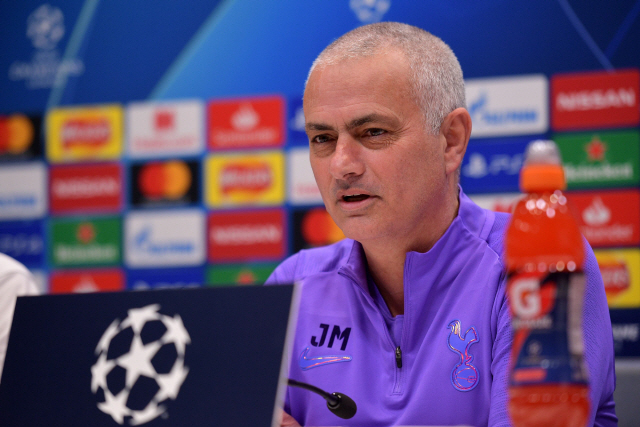 ▲ Tottenham Hotspur‘s Portuguese head coach Jose Mourinho attends a press conference at Tottenham Hotspur’s Enfield Training Centre, in north London on February 18, 2020, ahead of their UEFA Champions League Last 16 First Leg football match against RB Leipzig. (Photo by JUSTIN TALLIS / AFP)