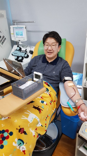 ▲ 권성동 국회의원은 신종 바이러스 여파로 어려움을 겪고있는 혈액 수급난 지원을 위해 지난 18일 강릉 헌혈의 집을 찾아 헌혈했다.