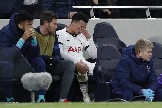 ▲ Tottenham Hotspur&lsquo;s English midfielder Dele Alli reacts after having been substituted off the pitch during the UEFA Champions League round of 16 first Leg football match between Tottenham Hotspur and RB Leipzig at the Tottenham Hotspur Stadium in north London, on February 19, 2020. (Photo by Adrian DENNIS / AFP)