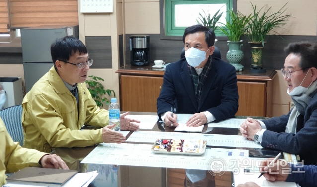 ▲ 김진태(춘천) 의원이 22일 춘천시보건소를 방문해 지역내 코로나19 확산 현황을 점검하고 확산 방지 대책을 논의했다.