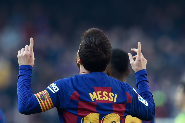 ▲ Barcelona‘s Argentine forward Lionel Messi celebrates  after scoring during the Spanish league football match FC Barcelona against SD Eibar at the Camp Nou stadium in Barcelona on February 22, 2020. (Photo by Josep LAGO / AFP)