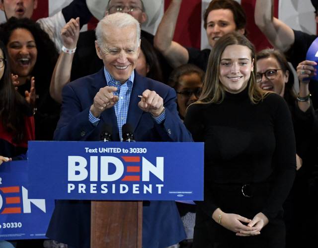 ▲ LAS VEGAS, NEVADA - FEBRUARY 22: Democratic presidential candidate former Vice President Joe Biden (L) and his granddaughter Finnegan Biden are greeted as they arrive at a Nevada caucus day event at IBEW Local 357 on February 22, 2020 in Las Vegas, Nevada. Nevada held its first-in-the-West caucuses today following four days of in-person early voting, becoming the third state in the nation to vote in the Democratic presidential nominating process.   Ethan Miller/Getty Images/AFP == FOR NEWSPAPERS, INTERNET, TELCOS &amp; TELEVISION USE ONLY ==   <All rights reserved by Yonhap News Agency>