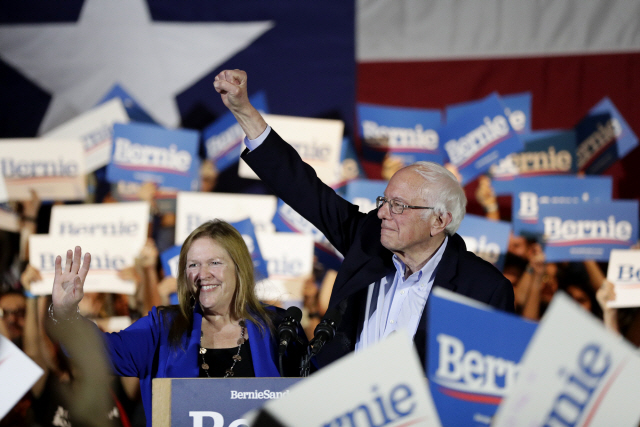 ▲ Democratic presidential candidate Sen. Bernie Sanders, I-Vt., right, with his wife Jane, speaks during a campaign event in San Antonio, Saturday, Feb. 22, 2020. (AP Photo/Eric Gay)    <All rights reserved by Yonhap News Agency>