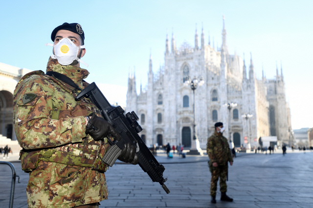 ▲ Military officers wearing face masks stand outside Duomo cathedral, closed by authorities due to a coronavirus outbreak, in Milan, Italy February 24, 2020. REUTERS/Flavio Lo Scalzo     TPX IMAGES OF THE DAY
