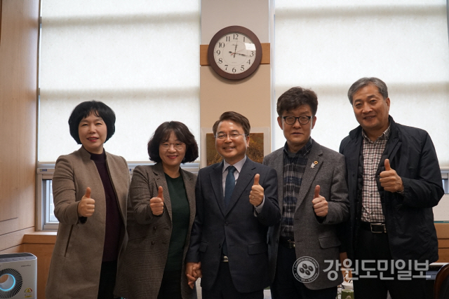 ▲ 육동한(더불어민주당) 춘천시 예비후보가 25일 도의회에서 춘천지역 도의원들과 함께 간담회를 갖고 지역현안을 논의했다.
