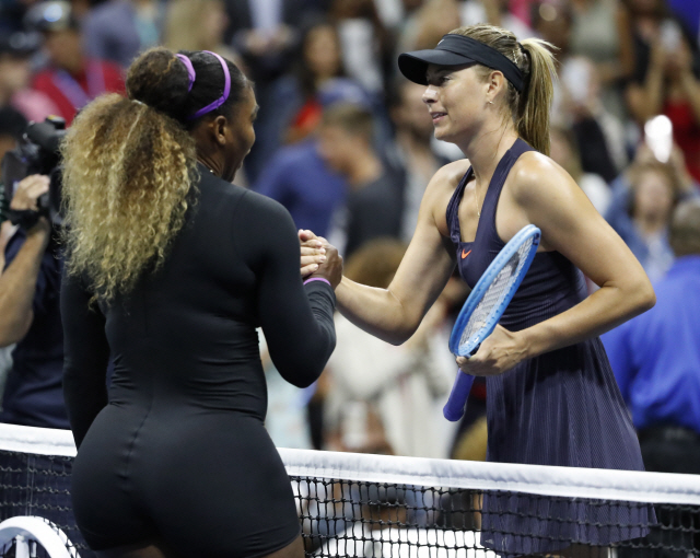 ▲ epa08249614 (FILE) - Serena Williams of the US (L) and Maria Sharapova of Russia shake hands at the net after their match on the first day of the US Open Tennis Championships the USTA National Tennis Center in Flushing Meadows, New York, USA, 26 August 2019 (re-issued 26 February 2020). Five-time grand slam champion Sharapova announced her retirement from professional tennis according to reports 26 February 2020.  EPA/JOHN G. MABANGLO *** Local Caption *** 55419871