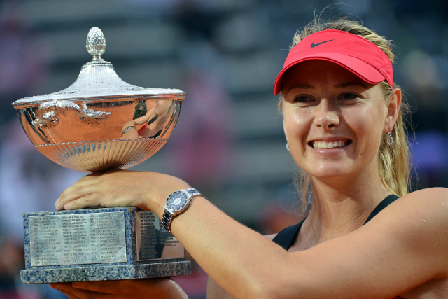 ▲ (FILES) In this file photo taken on May 20, 2012, Russia‘s Maria Sharapova celebrates with the trophy after winning the WTA Rome Tennis Masters. (Photo by Andreas SOLARO / AFP)