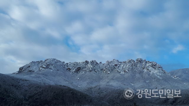 ▲ 27일 설악산국립공원 일원에 많은 눈이 내려 멋진 설경을 뽐내고 있다.(사진제공=설악산국립공원사무소)