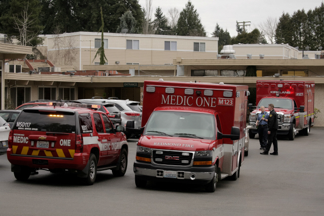 ▲ An ambulance transports a patient from the Life Care Center of Kirkland, the long-term care facility linked to the two of three confirmed coronavirus cases in the state, in Kirkland, Washington, U.S. March 1, 2020. REUTERS/David Ryder