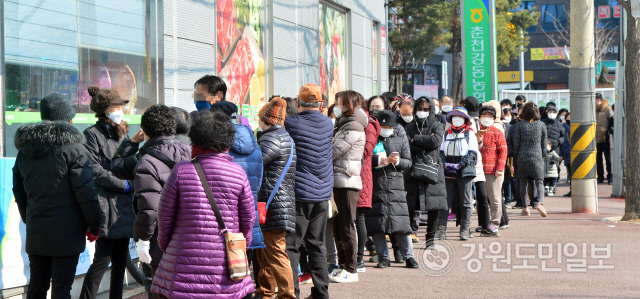 ▲ 2일 춘천강동농협 앞에 마스크를 구입하려는 시민들이 줄지어 서 있다.