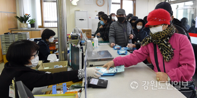 ▲ 2일 춘천 신북우체국에서 시민들이 정부가 공급하는 마스크를 구입하고 있다.  최유진