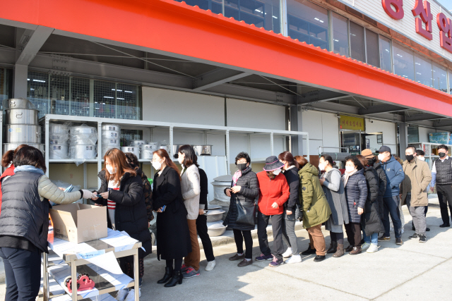 ▲ 3일 죽헌동 소재 한국주방산업에서 마스크 무료 나눔행사를 펼친 가운데 시민들이 마스크를 받기위해 줄지어 차례를 기다리고 있다.