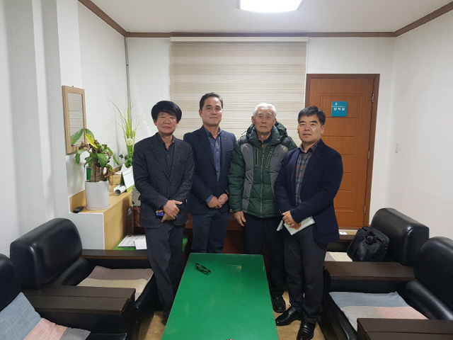 ▲ 손창남(사진 왼쪽 두번째) 강원레미콘 대표는 4일 동면사무소에서 덕곡2리에후원금 총 840만원을 전달했다.