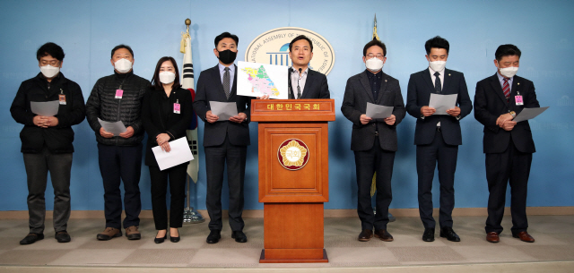 ▲ 미래통합당 김진태 의원(오른쪽 네번째)이 5일 오후 국회 정론관에서 선거구 획정 관련 기자회견을 하고 있다.