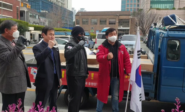 ▲ 배우 김보성(사진 왼쪽 세 번째)이 최근 마스크를 차량에 싣고 대구를 방문, 대구 시청 앞에서 시민들에게 인사하고 있다.