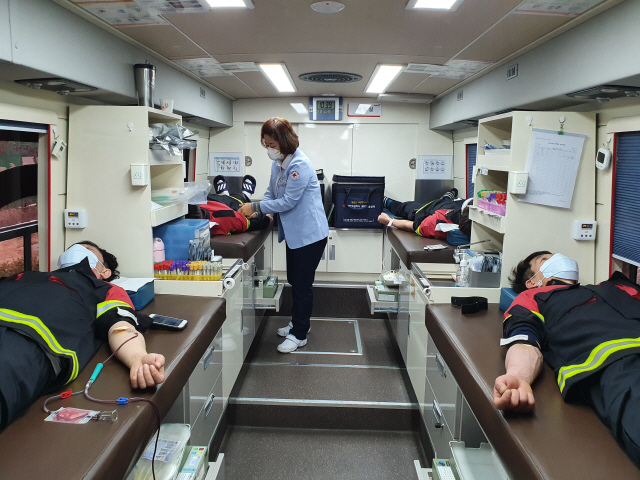 ▲ 동부산림청 직원들은 최근 코로나19 확산으로 혈액이 부족하자 생명나눔 헌혈 릴레이를 실시하고 있다.
