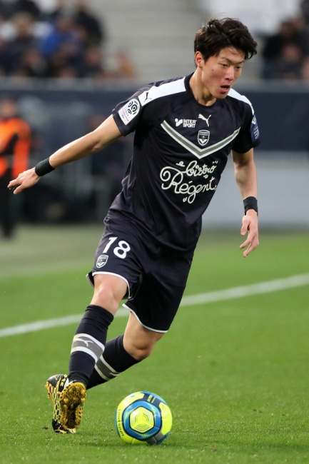 ▲ Bordeaux‘s South Korean forward Ui-Jo Hwang controls the ball during a French L1 football match Bordeaux (FCGB) vs Nice on March 1 2020 at stade Matmut Atlantique in Bordeaux. (Photo by ROMAIN PERROCHEAU / AFP)